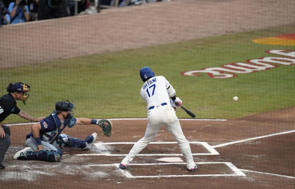 　１回、中前打を放つ大谷（共同）