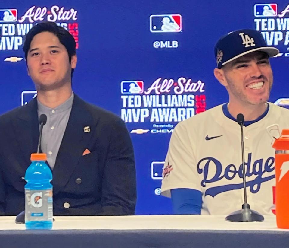 　フリーマンと並んでインタビューを受ける大谷（撮影・小林信行）