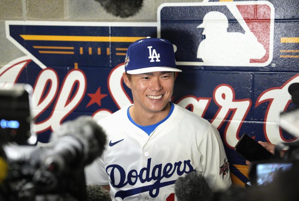 　オールスター戦の試合中、取材に応じる山本（共同）