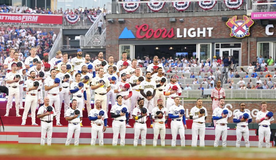 　オールスター戦開始前、整列する大谷（前列左から４人目）ら、ナ・リーグの選手たち（共同）