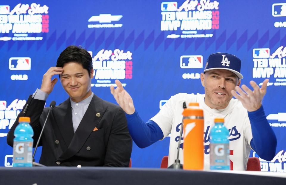 　オールスター戦の出番を終え、フリーマン（右）と並んで取材に応じる大谷（共同）