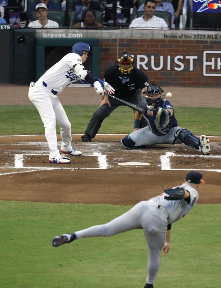 　１回、中前打を放つ大谷（共同）