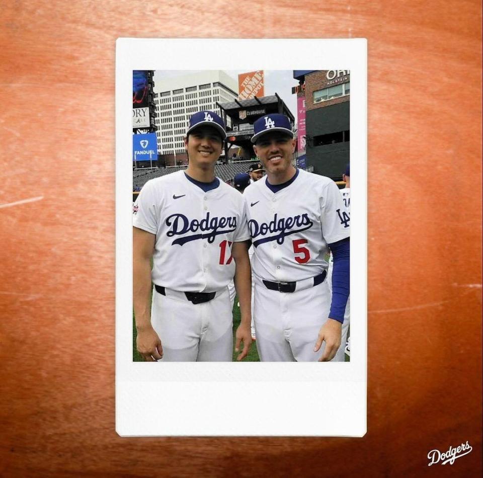 　一緒に写真に収まる大谷とフリーマン（ロサンゼルス・ドジャース提供）