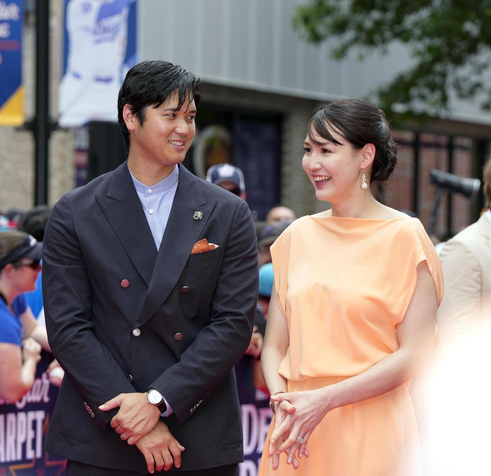 　試合前恒例行事のレッドカーペットショーに参加した大谷と妻真美子さん（共同）