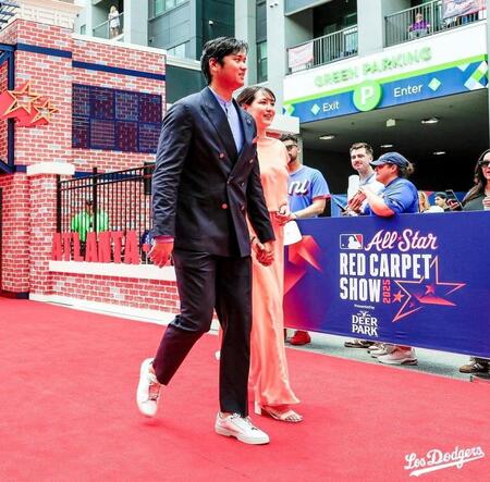 　レッドカーペットを歩く大谷と真美子夫人（ロサンゼルス・ドジャース提供）
