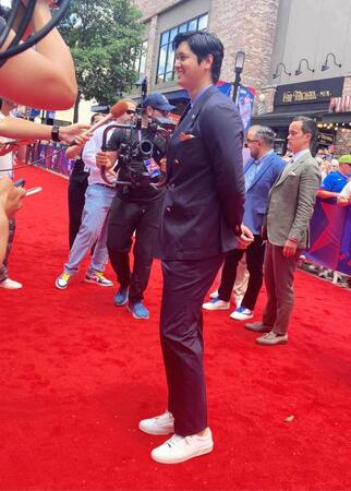 　笑顔でインタビューを受ける大谷（撮影・小林信行）