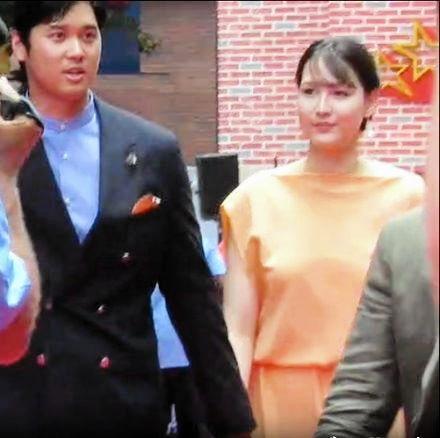 　真美子夫人とレッドカーペットを歩く大谷（撮影・小林信行）