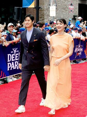 　レッドカーペットショーに参加したドジャース・大谷と妻・真美子さん（共同）