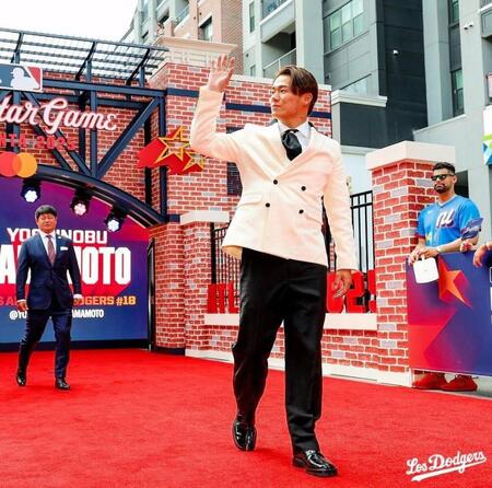 【写真】〝ベストドレス賞〟に輝いた衣装でレッドカーペットを歩く山本由伸 後方の通訳も見とれちゃってる?