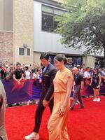 　真美子夫人とレッドカーペットを歩く大谷（撮影・小林信行）