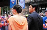 　真美子夫人と一緒にレッドカーペットを歩いた大谷（撮影・小林信行）