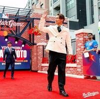 　手を振る山本の後方を歩く園田通訳（ロサンゼルス・ドジャース提供）