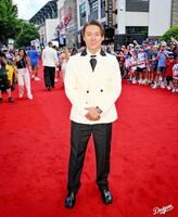 　レッドカーペットで記念撮影する山本由伸（ロサンゼルス・ドジャース提供）