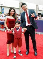 　レッドカーペットを家族で歩くエンゼルス・菊池（共同）
