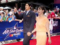 　試合前恒例行事のレッドカーペットショーに参加した大谷と妻真美子さん（共同）