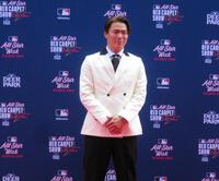 　レッドカーペットに登場した山本由伸（撮影・小林信行）