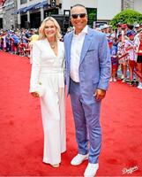 　レッドカーペットで記念撮影するロバーツ監督とトリシア夫人（ロサンゼルス・ドジャース提供）