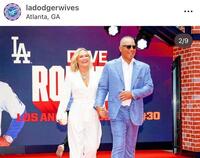 ロバーツ監督夫妻。ドジャース奥様会のインスタグラム＠ｌａｄｏｄｇｅｒｗｉｖｅｓより