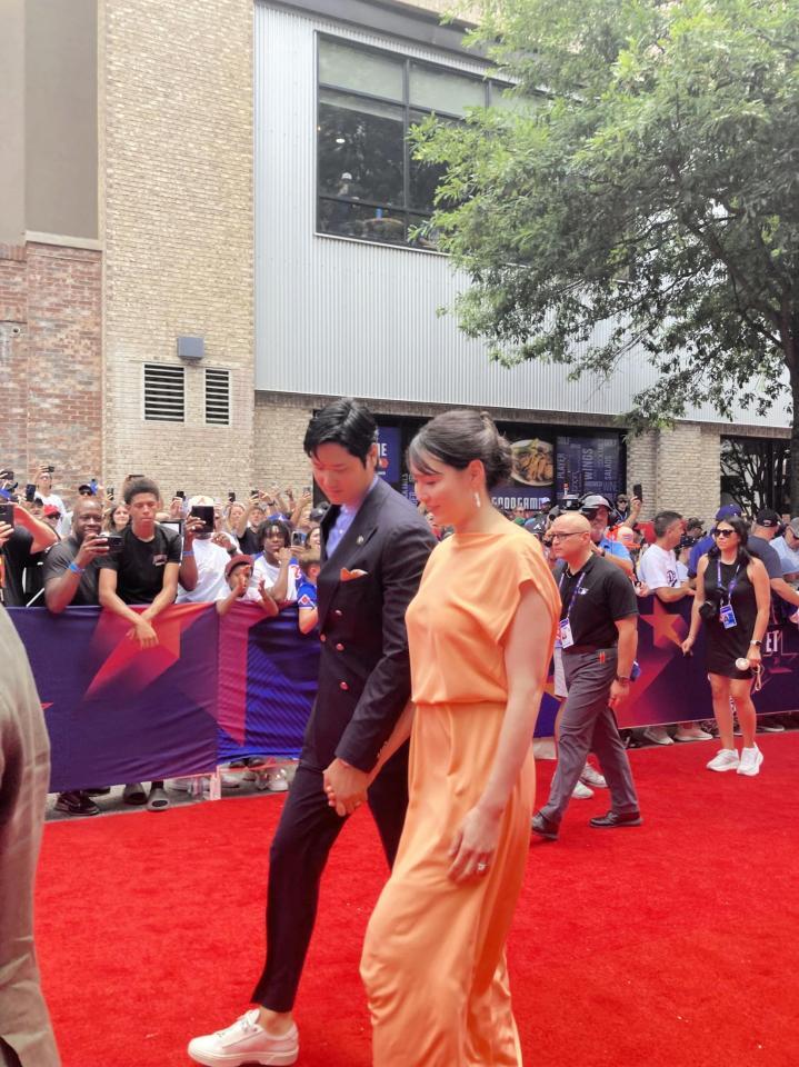 　真美子夫人とレッドカーペットを歩く大谷（撮影・小林信行）