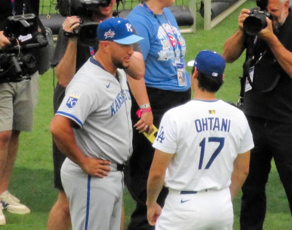 　エステベスと談笑する大谷（撮影・小林信行）