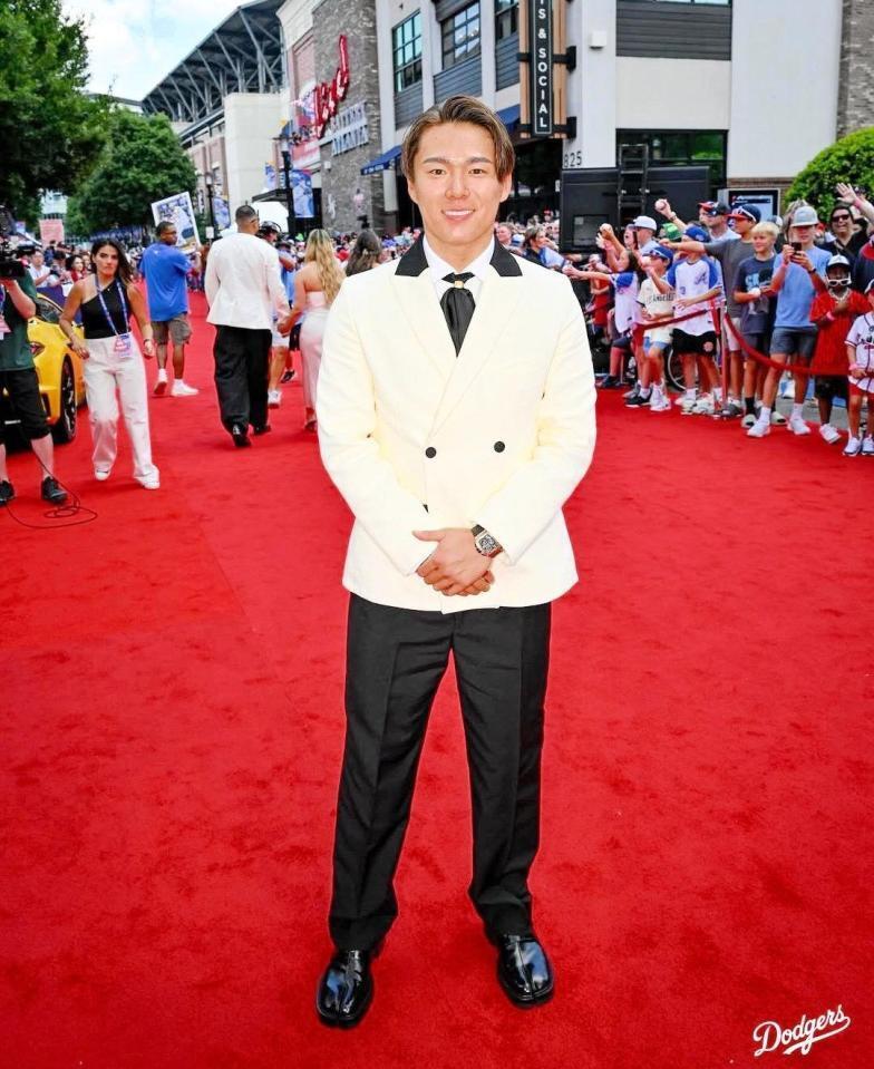 　レッドカーペットで記念撮影する山本由伸（ロサンゼルス・ドジャース提供）