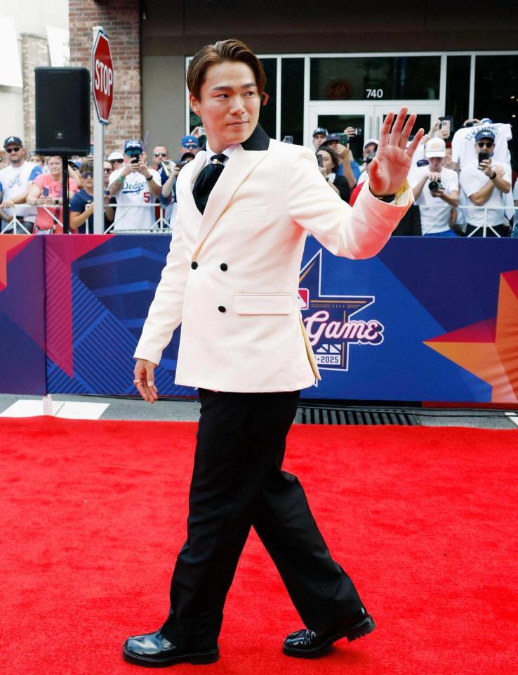 　レッドカーペットを歩く山本（共同）