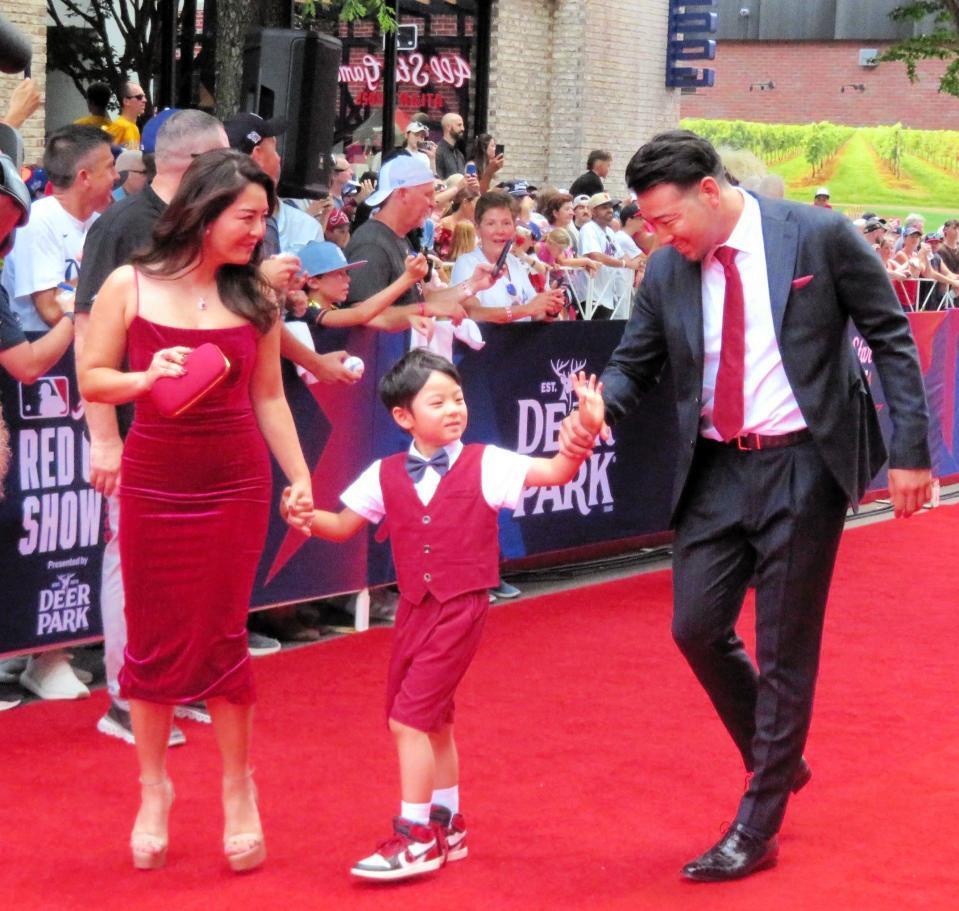 　家族でレッドカーペットに登場した菊池（撮影・小林信行）