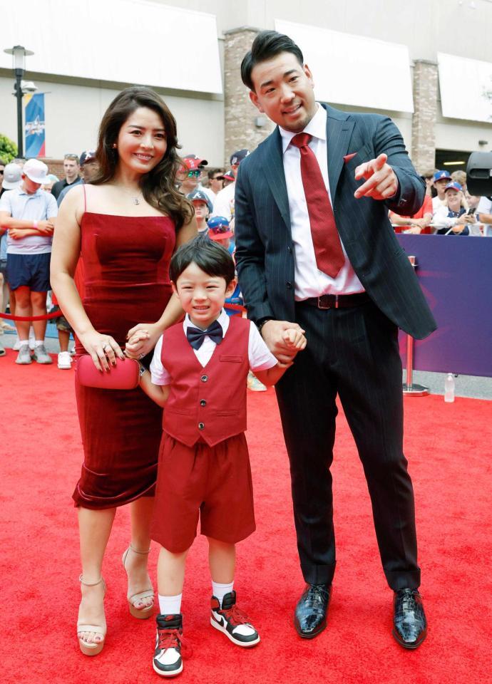 　レッドカーペットを家族で歩くエンゼルス・菊池（共同）