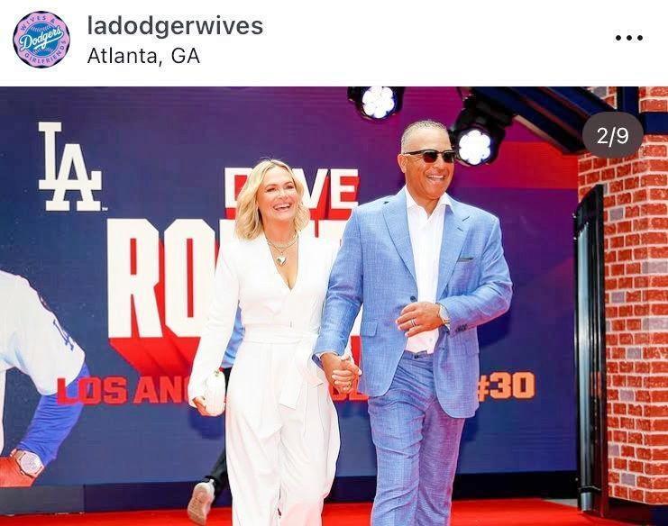 ロバーツ監督夫妻。ドジャース奥様会のインスタグラム＠ｌａｄｏｄｇｅｒｗｉｖｅｓより