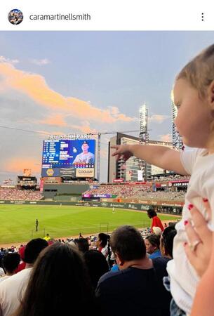 　スミスの妻・カラさんのインスタグラム（ｃａｒａｍａｒｔｉｎｅｌｌｓｍｉｔｈ）より