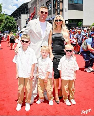 【写真】ドジャース　フリーマンの妻とスキーンズの彼女　レッドカーペット上の２ショが「素敵なデュオ」圧巻の美の共演