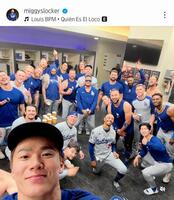 　ナインを自撮りする山本由伸。ミゲル・ロハスのインスタグラム（ｍｉｇｇｙｓｌｏｃｋｅｒ）より