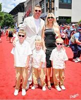 　レッドカーペットで記念撮影するフリーマン一家（ロサンゼルス・ドジャース提供）