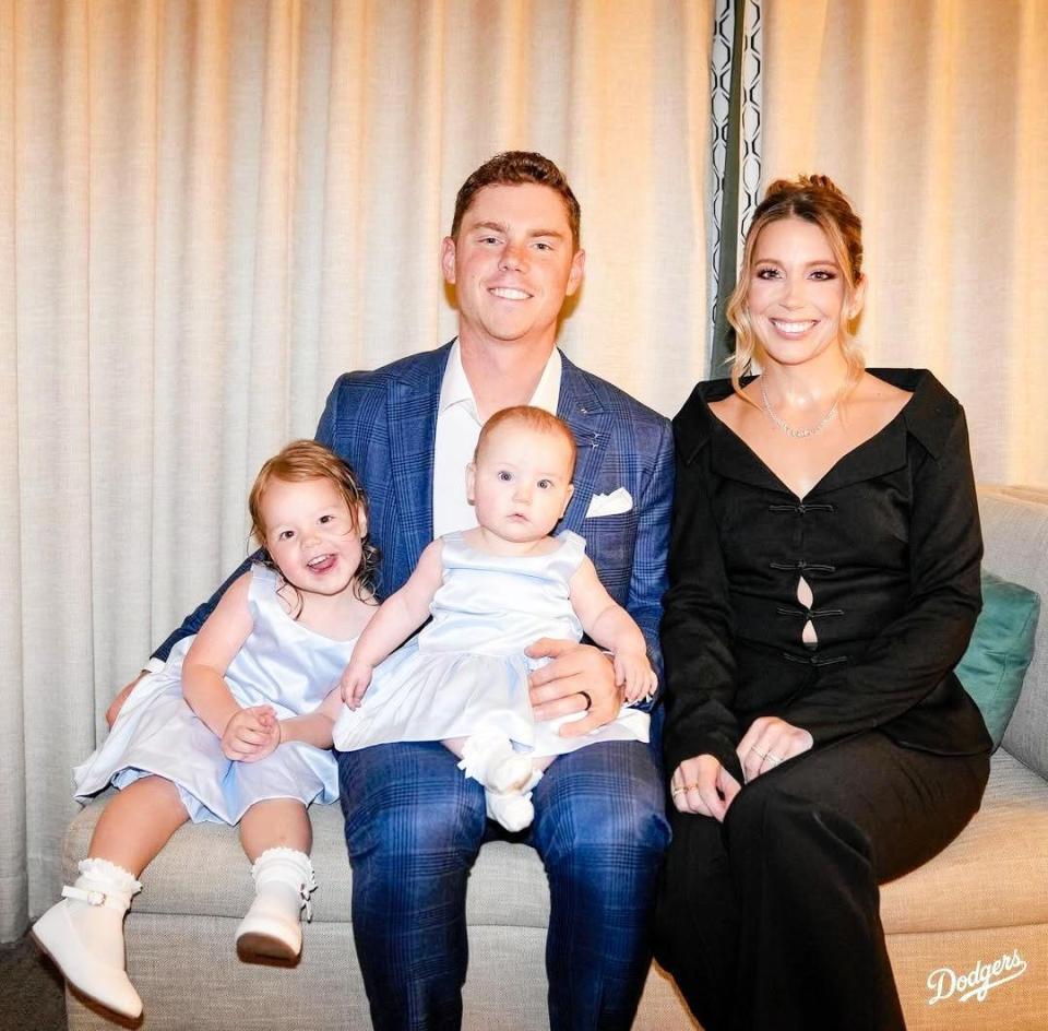 　レッドカーペット前に記念撮影を行うスミス一家（ロサンゼルス・ドジャース提供）
