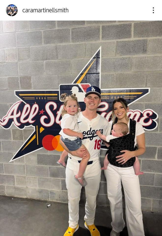 　スミスの妻・カラさんのインスタグラム（ｃａｒａｍａｒｔｉｎｅｌｌｓｍｉｔｈ）より