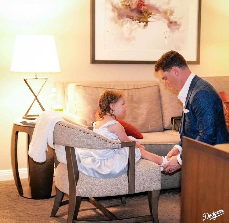 　シャーロットちゃんに靴をはかせてあげるスミス（ロサンゼルス・ドジャース提供）