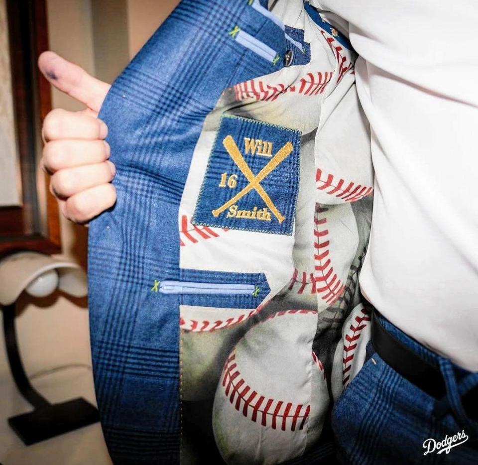 　裏地にボールがデザインされたスミスのスーツ（ロサンゼルス・ドジャース提供）
