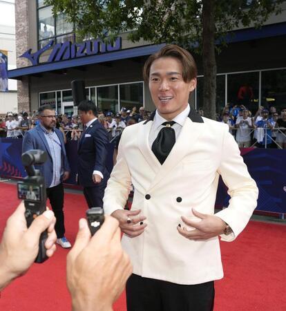 　レッドカーペットショーで取材に応じる山本（共同）