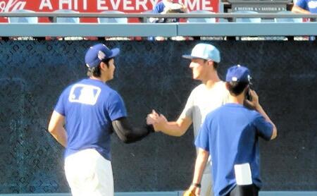 　大谷と握手をかわすミジオロウスキー（撮影・小林信行）