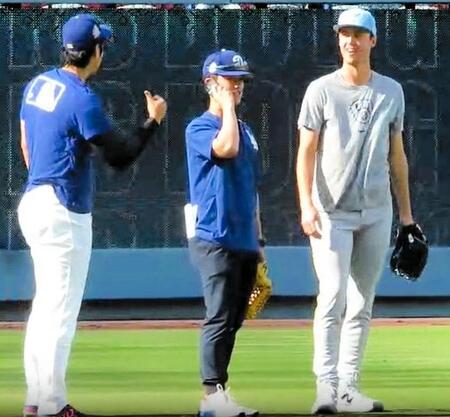 　大谷と言葉をかわし笑みを浮かべるミジオロウスキー（撮影・小林信行）