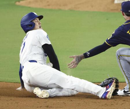 　ブルワーズ戦の６回、二盗を決めるドジャース・大谷。送球が当たった（共同）