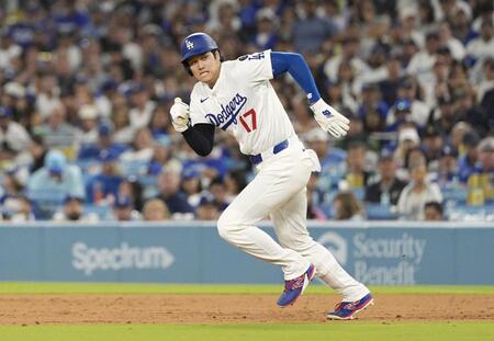 　ブルワーズ戦の６回、二盗を決めるドジャース・大谷（共同）