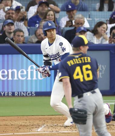 　ブルワーズ戦の３回、三ゴロに倒れるドジャース・大谷。投手プリースター（４６）＝共同