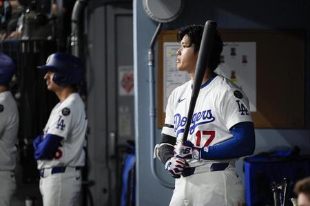 　ブルワーズ戦のベンチで備える大谷。この試合４打数無安打に終わった（共同）