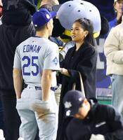 　ドジャースのトミー・エドマン（背番号２５）とクリステン夫人＝３月１８日