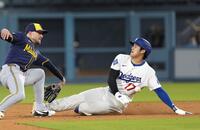 　ブルワーズ戦の６回、二盗を決めるドジャース・大谷。送球が当たった（共同）