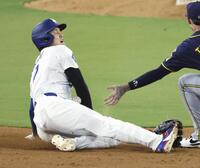 　ブルワーズ戦の６回、二盗を決めるドジャース・大谷。送球が当たった（共同）