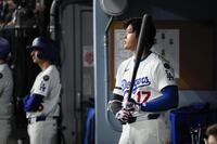 　ブルワーズ戦のベンチで備える大谷。この試合４打数無安打に終わった（共同）