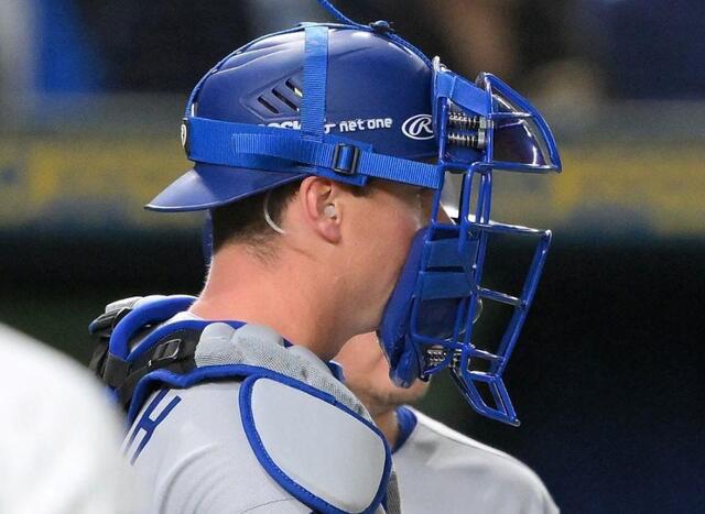 ドジャース 正捕手のスミスがヒヤリ 本塁クロスプレーで走者の足が顔面