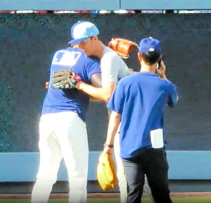 　大谷とハグをかわし満面の笑みを浮かべるミジオロウスキー（撮影・小林信行）